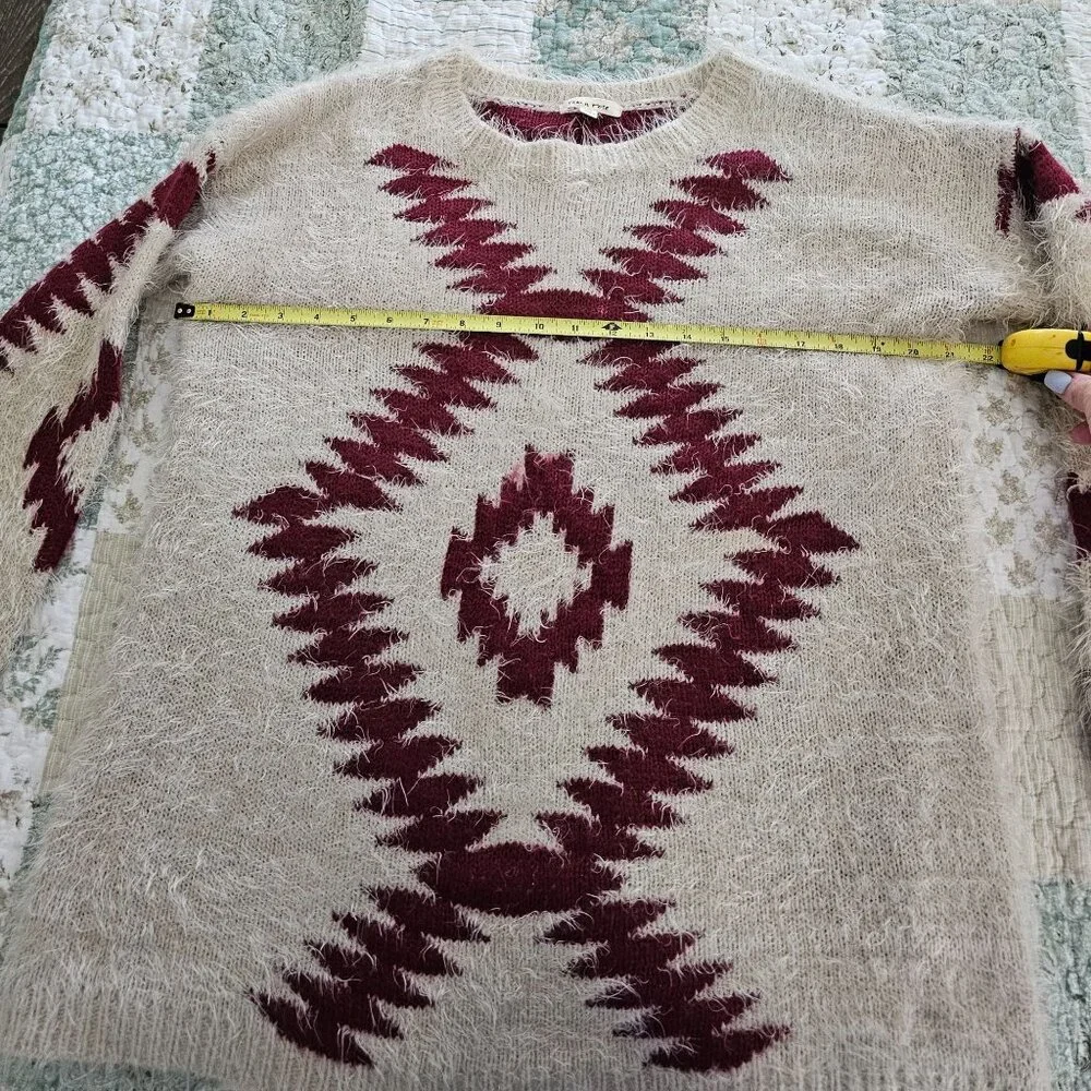 Tea n Rose Woman's Medium/Large Scoop‎ Neck Sweater